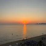 Sun, Sea And Serenity - Beachfront With Sunset Views And Soothing Waves شقة