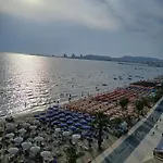 Sun, Sea And Serenity - Beachfront With Sunset Views And Soothing Waves شقة