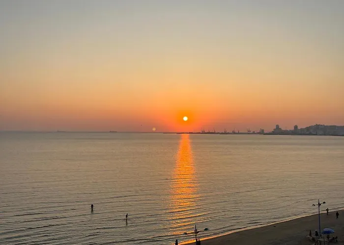 Sun, Sea And Serenity - Beachfront With Sunset Views And Soothing Waves Apartment