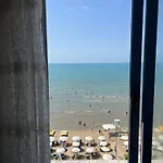 Sun, Sea And Serenity - Beachfront With Sunset Views And Soothing Waves Appartamento