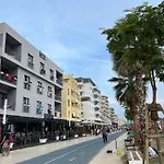 Sun, Sea And Serenity - Beachfront With Sunset Views And Soothing Waves Appartamento