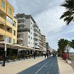 Sun, Sea And Serenity - Beachfront With Sunset Views And Soothing Waves Appartamento
