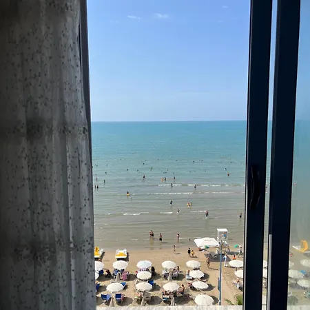 Sun, Sea And Serenity - Beachfront With Sunset Views And Soothing Waves Διαμέρισμα