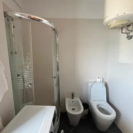 Sun, Sea And Serenity - Beachfront With Sunset Views And Soothing Waves Appartamento Durrës