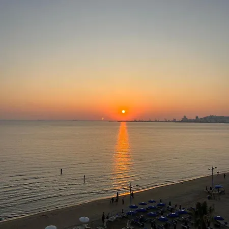 Sun, Sea And Serenity - Beachfront With Sunset Views And Soothing Waves דירה