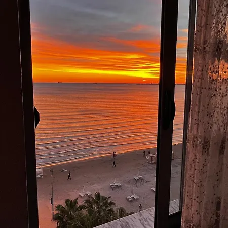 Sun, Sea And Serenity - Beachfront With Sunset Views And Soothing Waves *