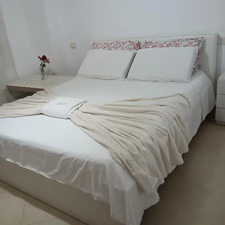 Sun, Sea And Serenity - Beachfront With Sunset Views And Soothing Waves דירה