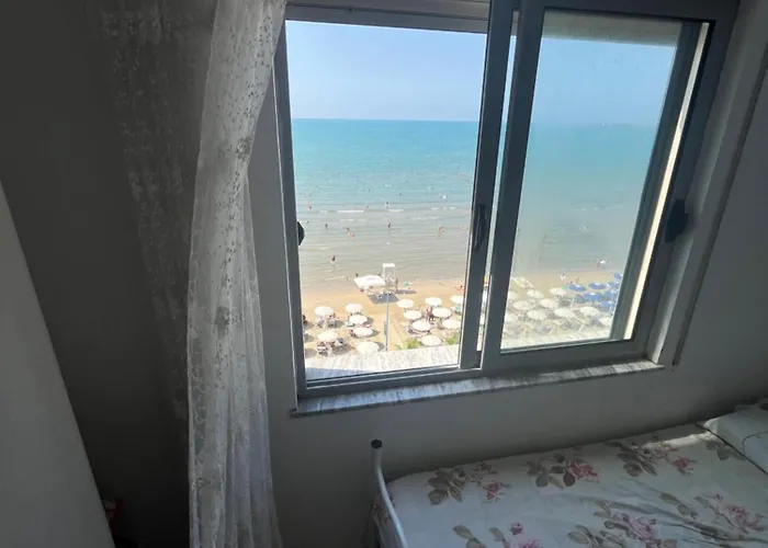 Sun, Sea And Serenity - Beachfront With Sunset Views And Soothing Waves Διαμέρισμα Δυρράχιο