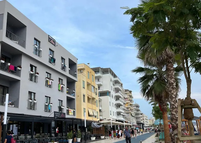 Sun, Sea And Serenity - Beachfront With Sunset Views And Soothing Waves Διαμέρισμα