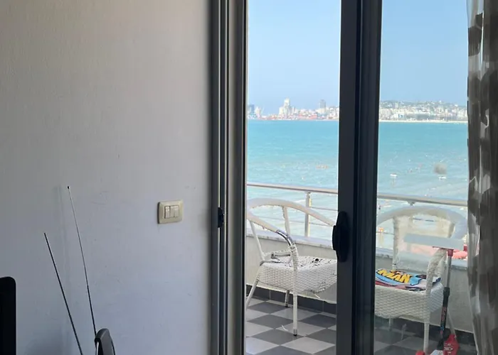 Sun, Sea And Serenity - Beachfront With Sunset Views And Soothing Waves Διαμέρισμα Δυρράχιο