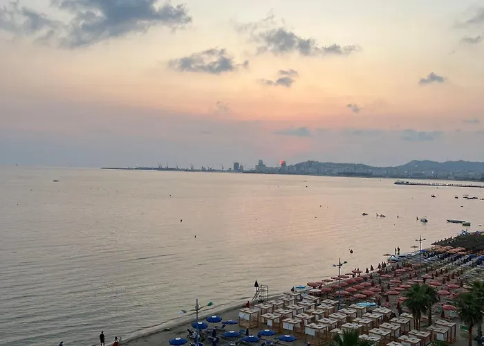 Sun, Sea And Serenity - Beachfront With Sunset Views And Soothing Waves Δυρράχιο