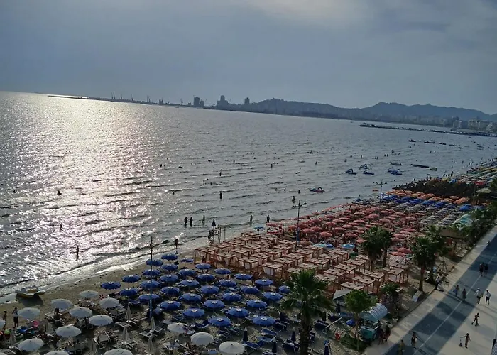 Sun, Sea And Serenity - Beachfront With Sunset Views And Soothing Waves Διαμέρισμα