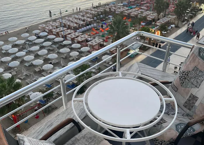 Sun, Sea And Serenity - Beachfront With Sunset Views And Soothing Waves Διαμέρισμα Δυρράχιο