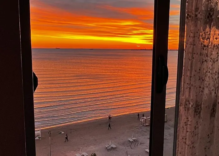 Sun, Sea And Serenity - Beachfront With Sunset Views And Soothing Waves *